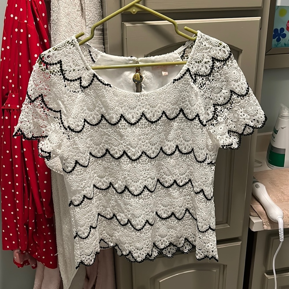 Women’s medium lace boutique top